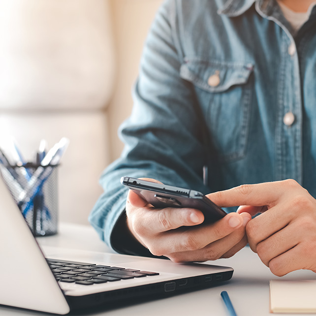 Un homme qui contact CCM Balistique pour créer son stand